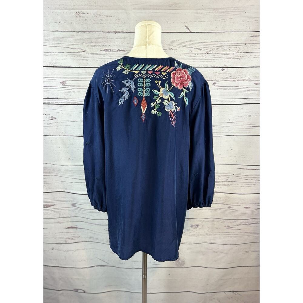 Johnny Was Workshop Women’s Navy Floral Embroidered Silk Tunic Blouse Size XL - Picture 6 of 8